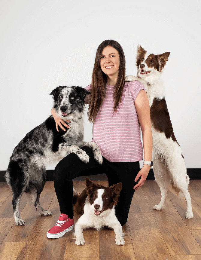 image d'Alexandra Côté, entraîneure canin avec ses trois chiens