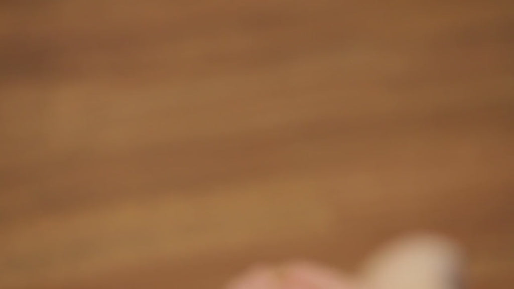 Vidéo en entête montrant un chien se levant sur pattes à la vue d'une gâterie pour chiens de Mes Biscuits Maison, fabriqués au Québec.